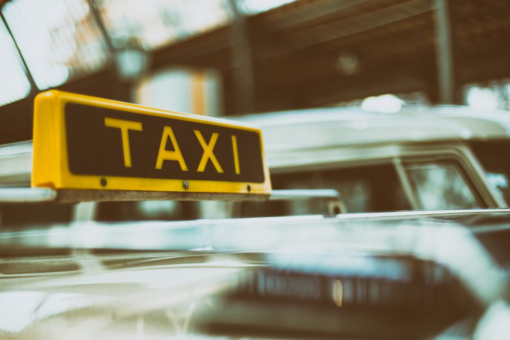 how to avoid travel scams